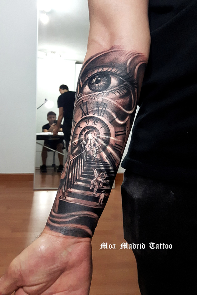 Tatuaje en realismo niños subiendo escalera al cielo